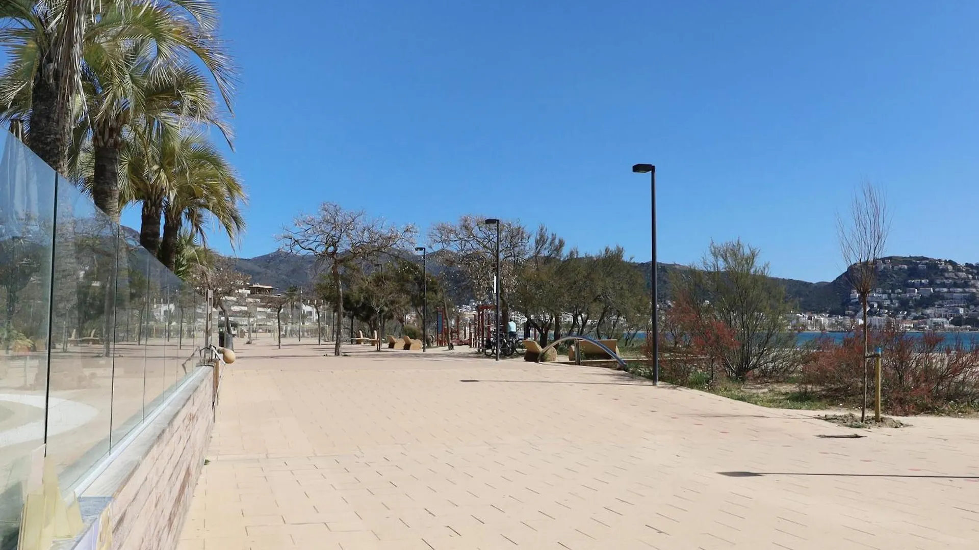 Alquiler De Apartamento Moderno De 2 Dormitorios Con Jardin Privado, - Es-366-7 Roses